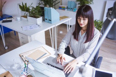 Ofiste çalışan iş kadını.