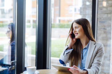 Kadın Holding Tablet ve Evet 