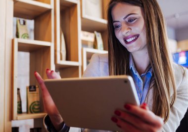 Tablet kullanan Güzel Genç Kadın