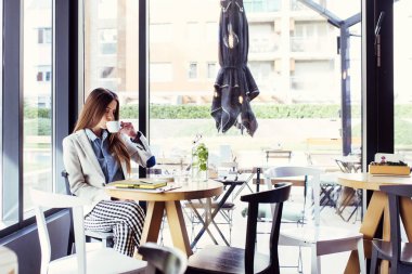 Güzel genç kadın kahve içer