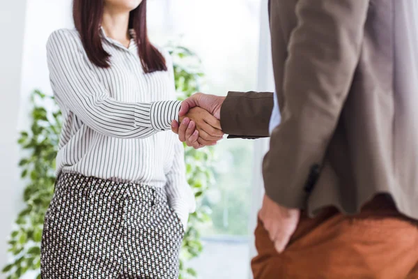 Mann und Frau beim Händeschütteln — Stockfoto