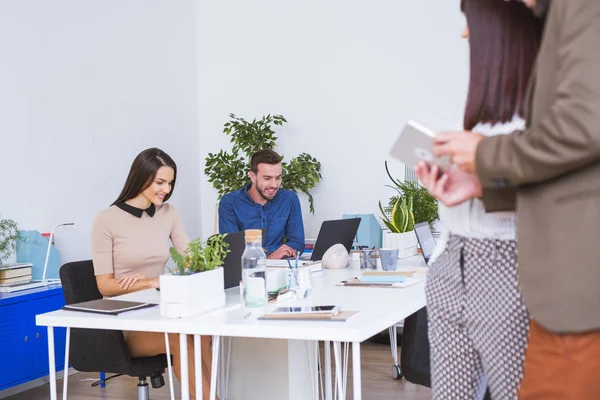 Männer und Frauen, die arbeiten — Stockfoto