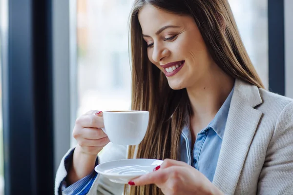 Hermosa mujer joven tomando café — Foto de Stock