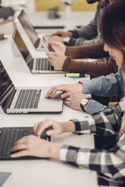 Grupo de personas escribiendo en computadoras portátiles — Foto de Stock