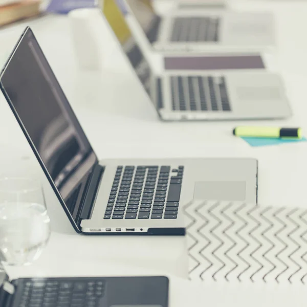 Laptops na mesa — Fotografia de Stock