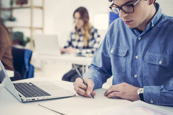 Studente universitario maschile Scrittura — Foto Stock