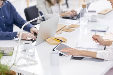 dizüstü ve tablet üzerinde çalışan iş adamları