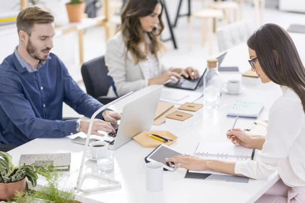 Les hommes d'affaires au Bureau — Photo