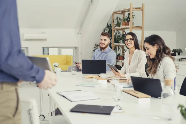 Affärsman att göra presentation — Stockfoto