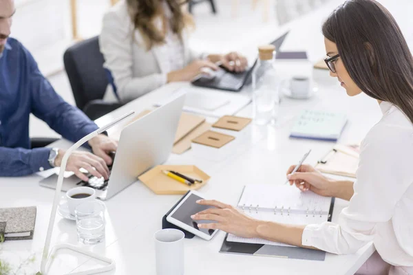 Geschäftsleute im Büro — Stockfoto