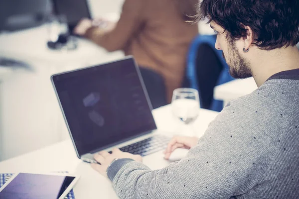 Student som studerar på Laptop — Stockfoto