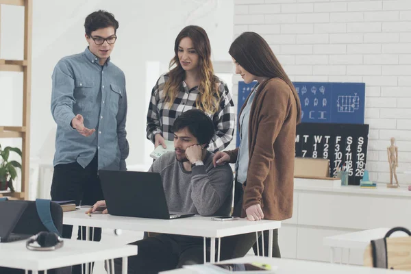 Studenti universitari in aula — Foto Stock