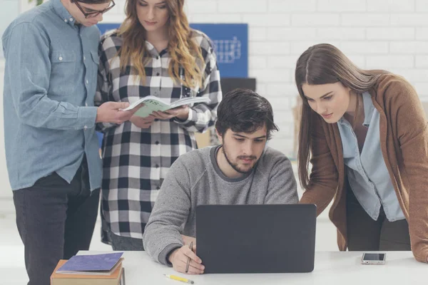 Universitetsstuderande i klassrummet — Stockfoto