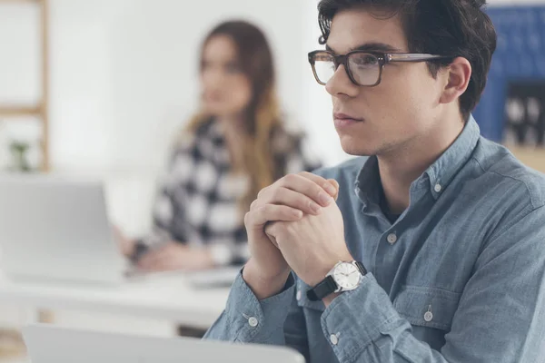 Estudiante universitario sentado en el aula — Foto de Stock