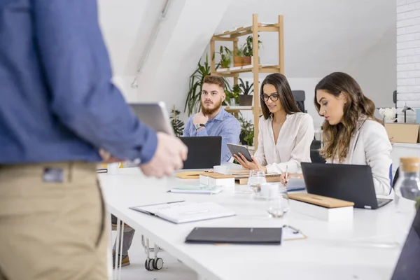 Homme d'affaires faisant une présentation — Photo