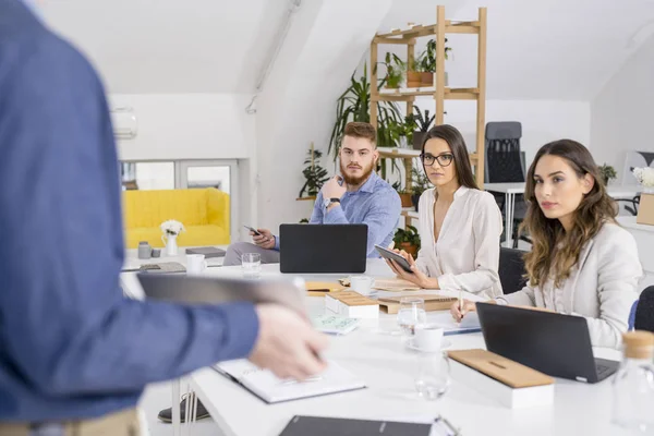 Empresário fazendo uma apresentação — Fotografia de Stock