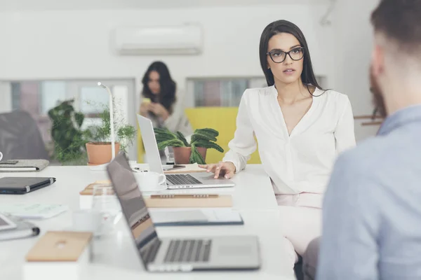 Des hommes d'affaires qui parlent au travail — Photo