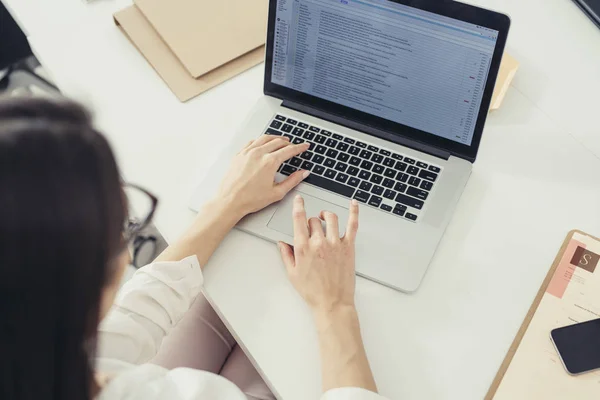 Donna d'affari che lavora sul computer portatile — Foto Stock