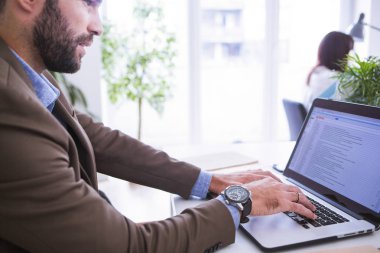 ofiste çalışan iş adamları