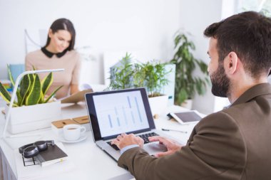 ofiste çalışan iş adamları