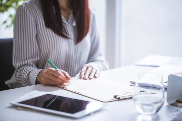 Empresária que trabalha no escritório — Fotografia de Stock