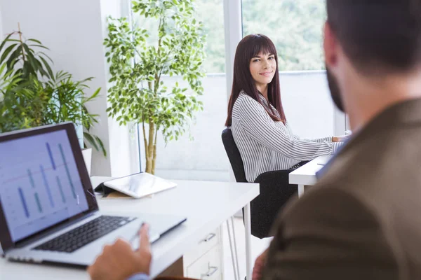 Les hommes d'affaires travaillant dans le bureau — Photo