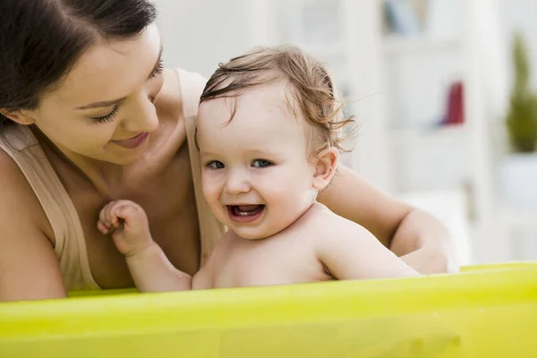 Madre bañando a su bebé — Foto de Stock