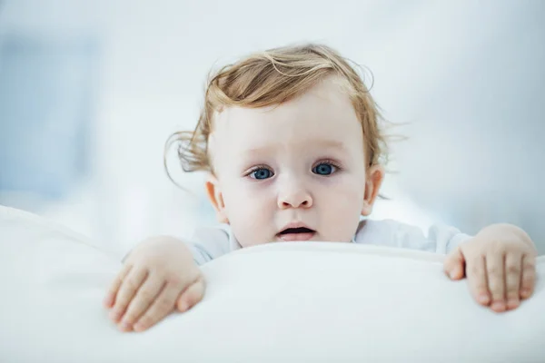 Entzückender kleiner Junge — Stockfoto