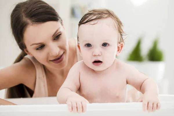 Madre bañando a su bebé —  Fotos de Stock