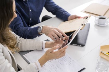 Tablet üzerinde çalışan iş adamları