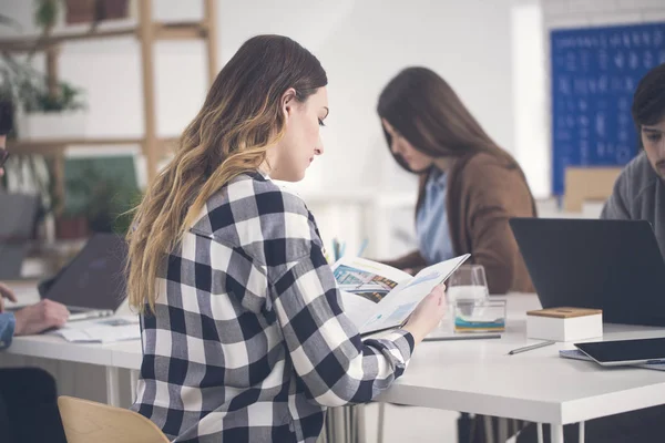 Estudiantes universitarios estudiando juntos — Foto de Stock