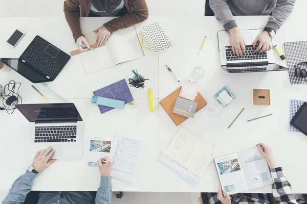 Estudiantes estudiando juntos. — Foto de Stock