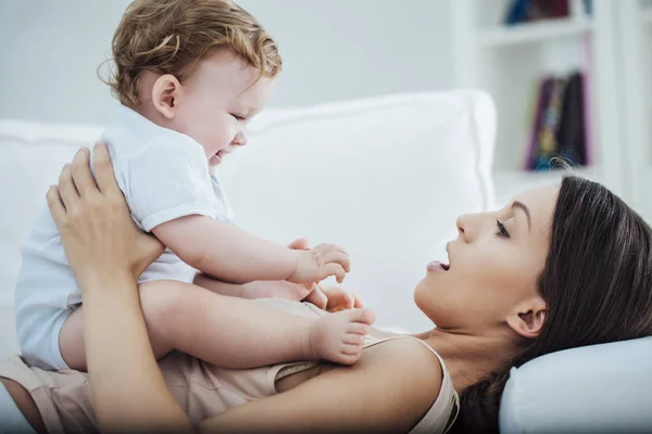 Mãe e bebê — Fotografia de Stock