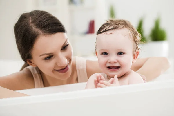 Mãe tomando banho seu bebê — Fotografia de Stock