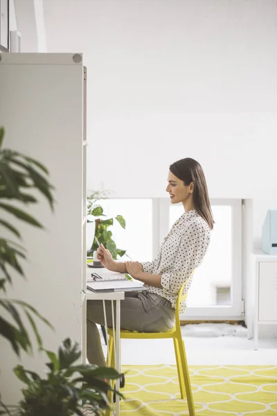 Joven hermosa mujer de negocios trabajando —  Fotos de Stock