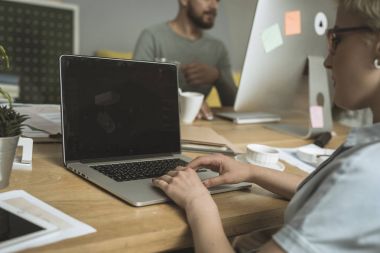 dizüstü bilgisayarda çalışan genç tasarımcı