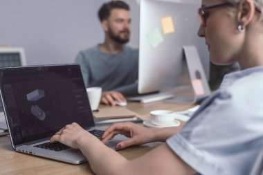 dizüstü bilgisayarda çalışan genç tasarımcı