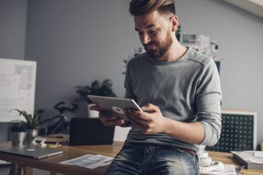 Genç yakışıklı Tasarımcısı tablet kullanarak