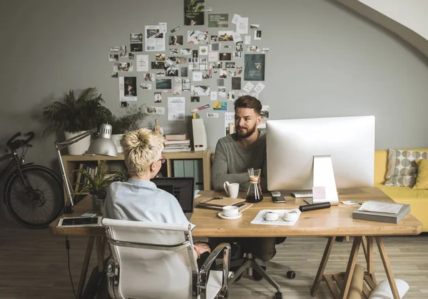 Junge Designer bei der Arbeit — Stockfoto