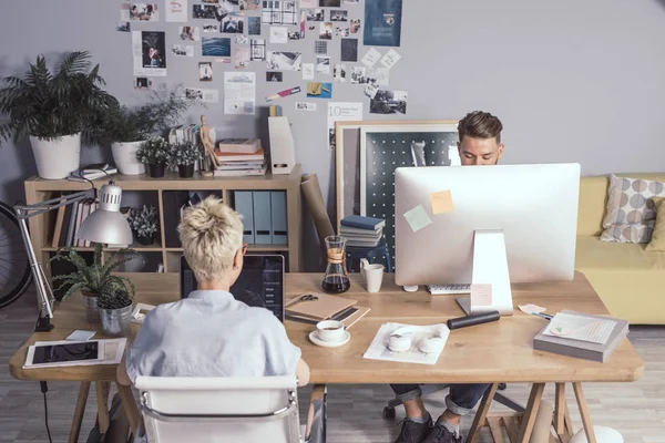 Jóvenes diseñadores en el trabajo — Foto de Stock