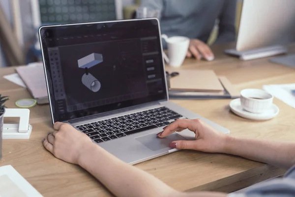 Onherkenbaar zakenvrouw die op Laptop werkt — Stockfoto