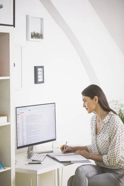 Ung vacker affärskvinna arbetande — Stockfoto