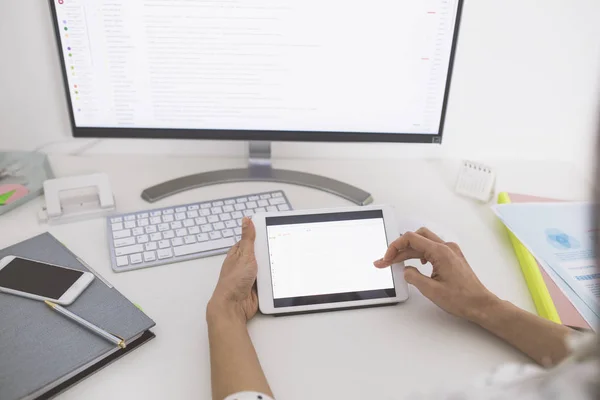 Bis zur Unkenntlichkeit arbeitende Geschäftsfrau — Stockfoto