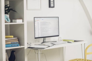 Bilgisayar ve boş Ofis Masası