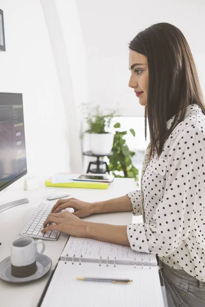 Joven hermosa mujer de negocios trabajando —  Fotos de Stock