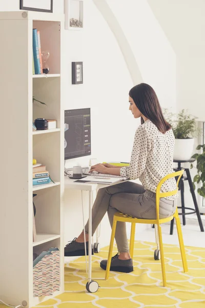 Junge schöne Geschäftsfrau arbeitet — Stockfoto