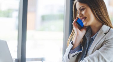 dizüstü bilgisayarda çalışan güzel bir genç kadın 