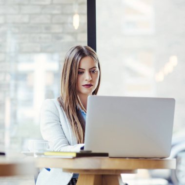 dizüstü bilgisayarda çalışan güzel bir genç kadın 