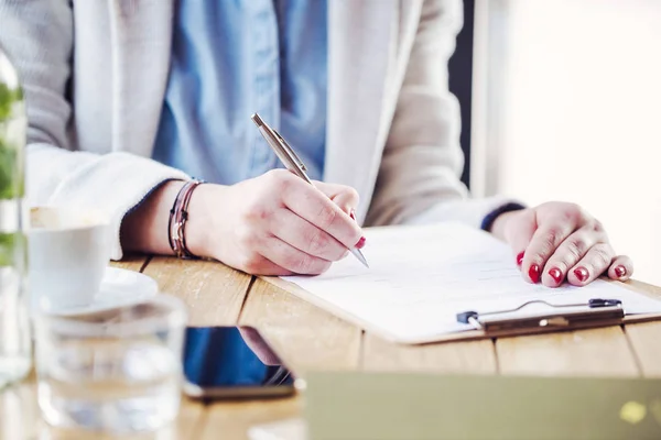 Onherkenbaar jonge vrouw zitten in de coffeeshop — Stockfoto