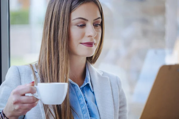 Schöne junge Frau trinkt Kaffee — Stockfoto